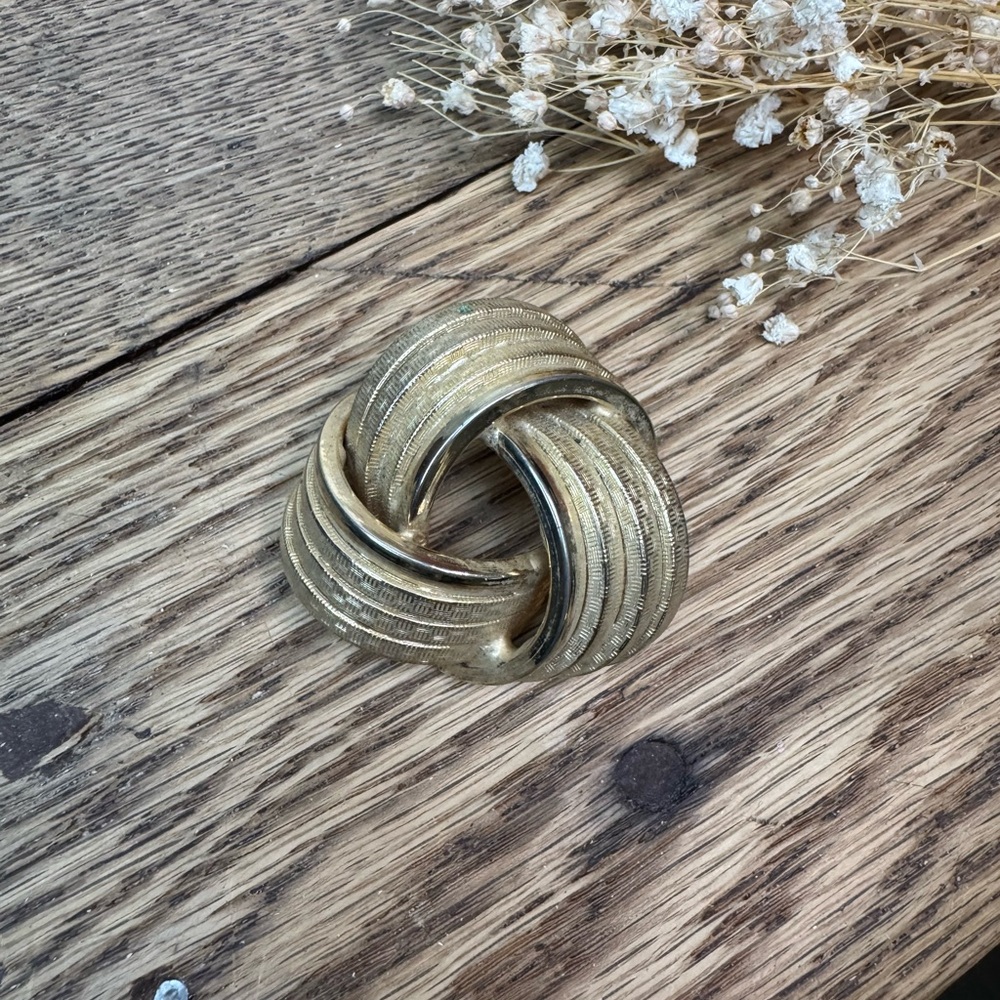 Vintage-Style Knotted Metal Brooch in Gold Tone